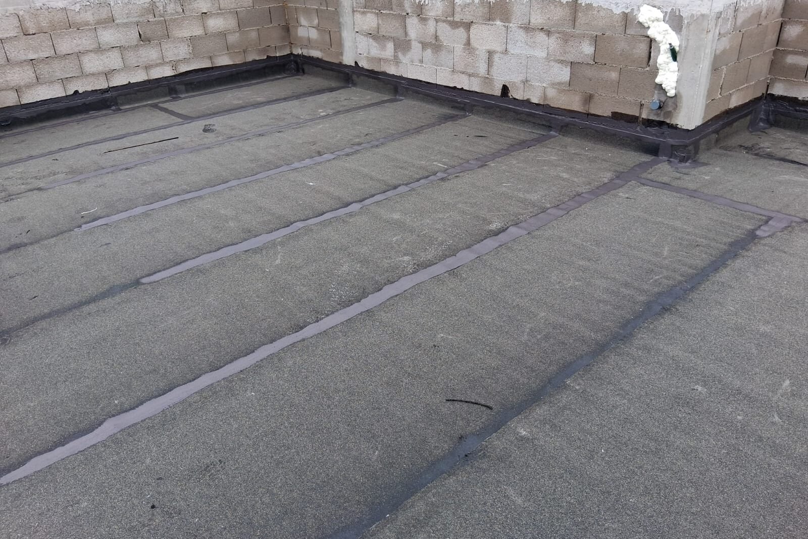 Bitumenska hidroizolacija ravnog krova uz parapet od blokova i betonski stup
