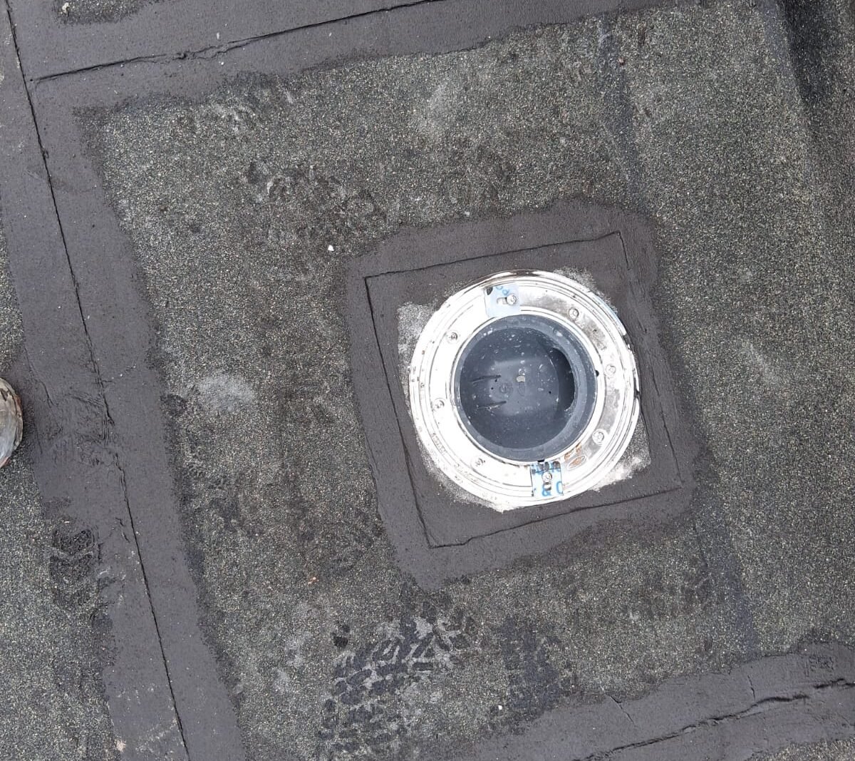 Kružni krovni slivnik ugrađen u bitumensku membranu s obrađenim rubnim spojevima