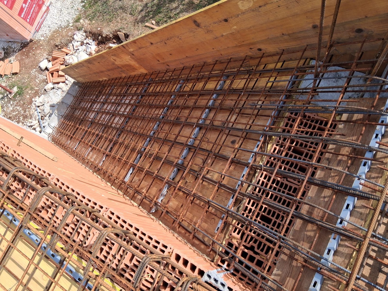 Detalj čelične armature i instalacijskih vodova na međukatnoj ploči