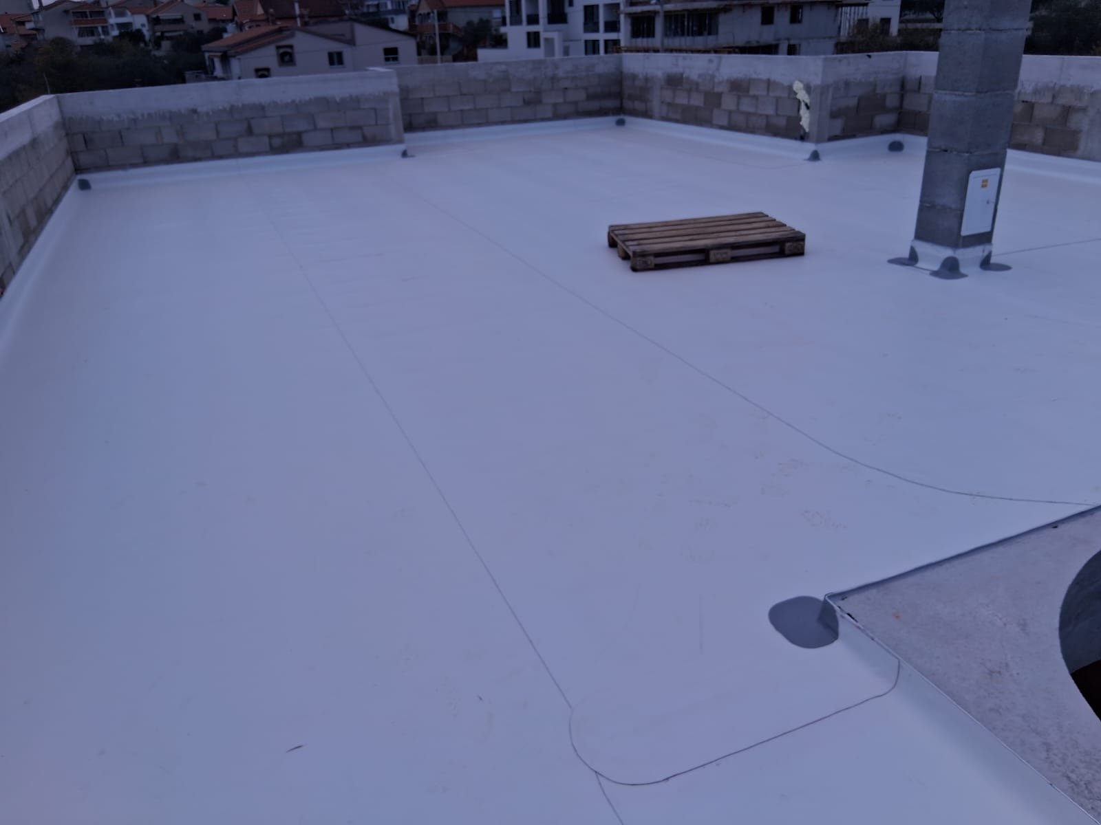 Šira ploha ravnog krova sa svijetlom membranom i obrađenim detaljima