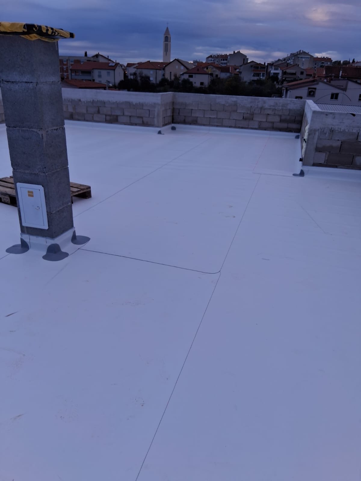 Svijetla krovna membrana izvedena oko betonskog stupa