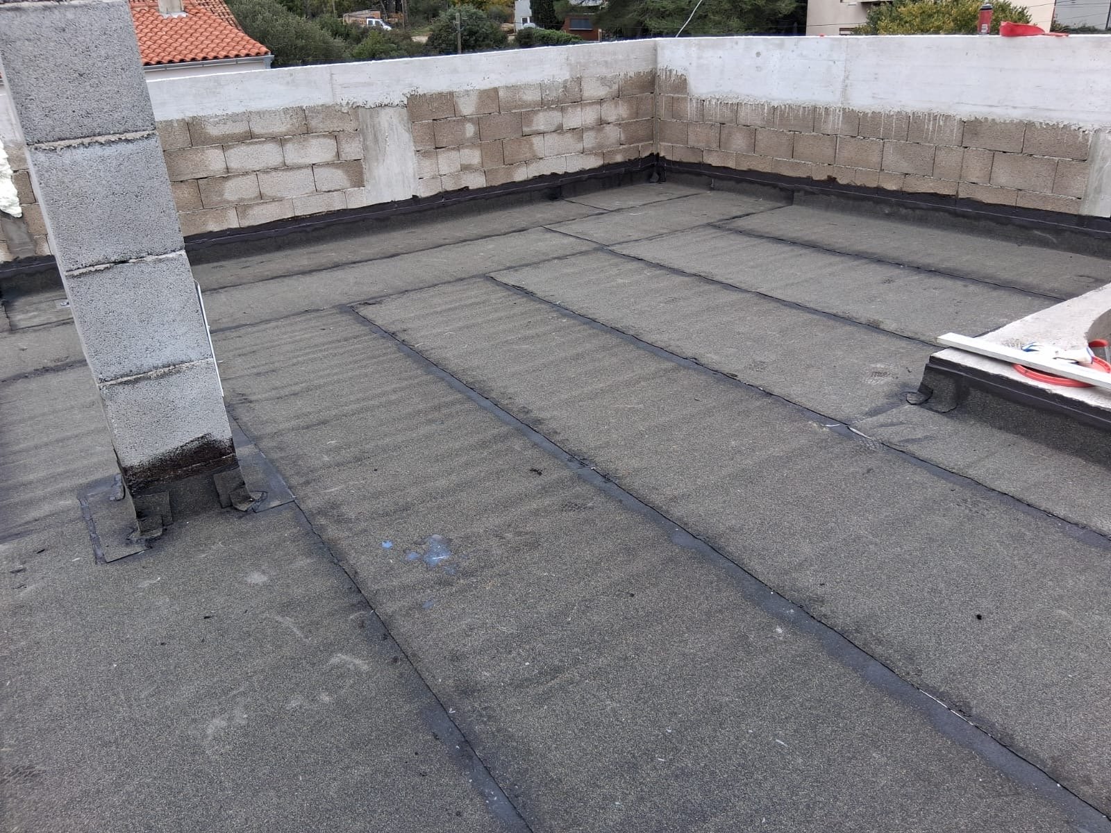Bitumenska hidroizolacija između parapeta i krovnih prodora