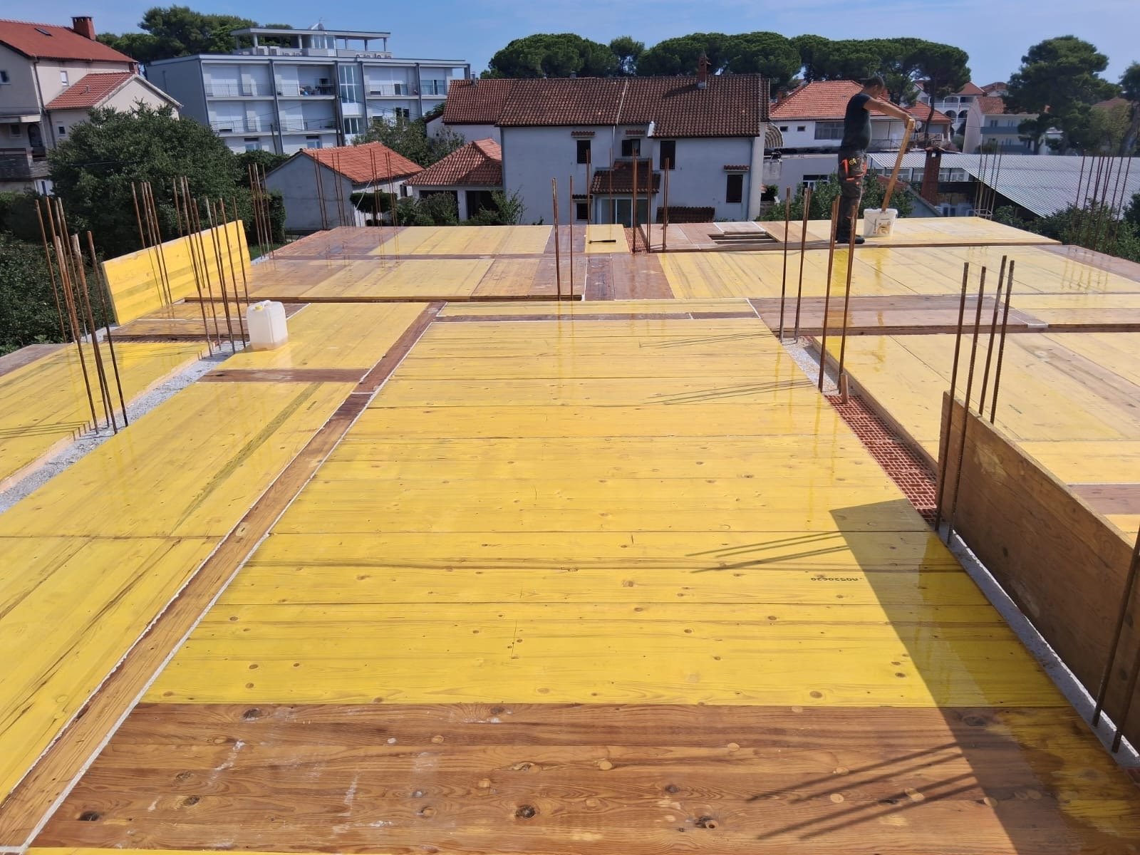 Šira stropna oplata objekta s pripremljenim rubovima i otvorima