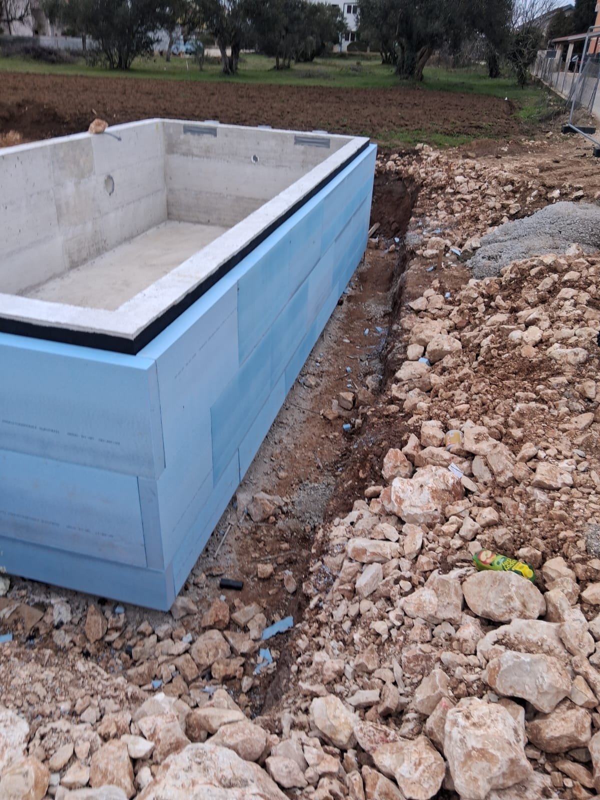 Plave izolacijske ploče postavljene uz vanjski zid temelja
